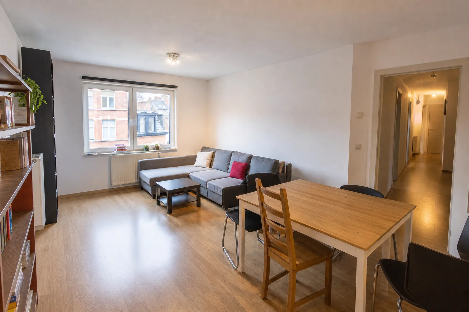 The same Belgian living room professionally decluttered with AI